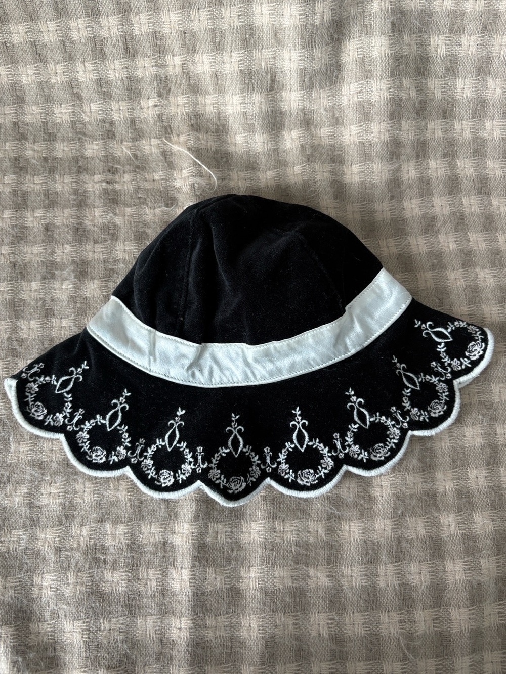 JANIE AND JACK BLACK WHITE EMBROIDERED SCALLOPED FLORAL SUEDE BUCKET HAT 0-6MOS